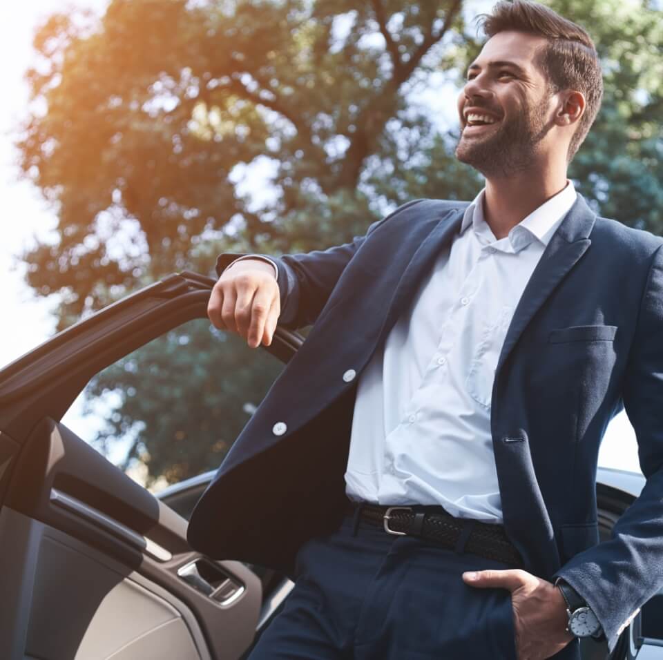 Imagem de um homem de terno saindo do carro