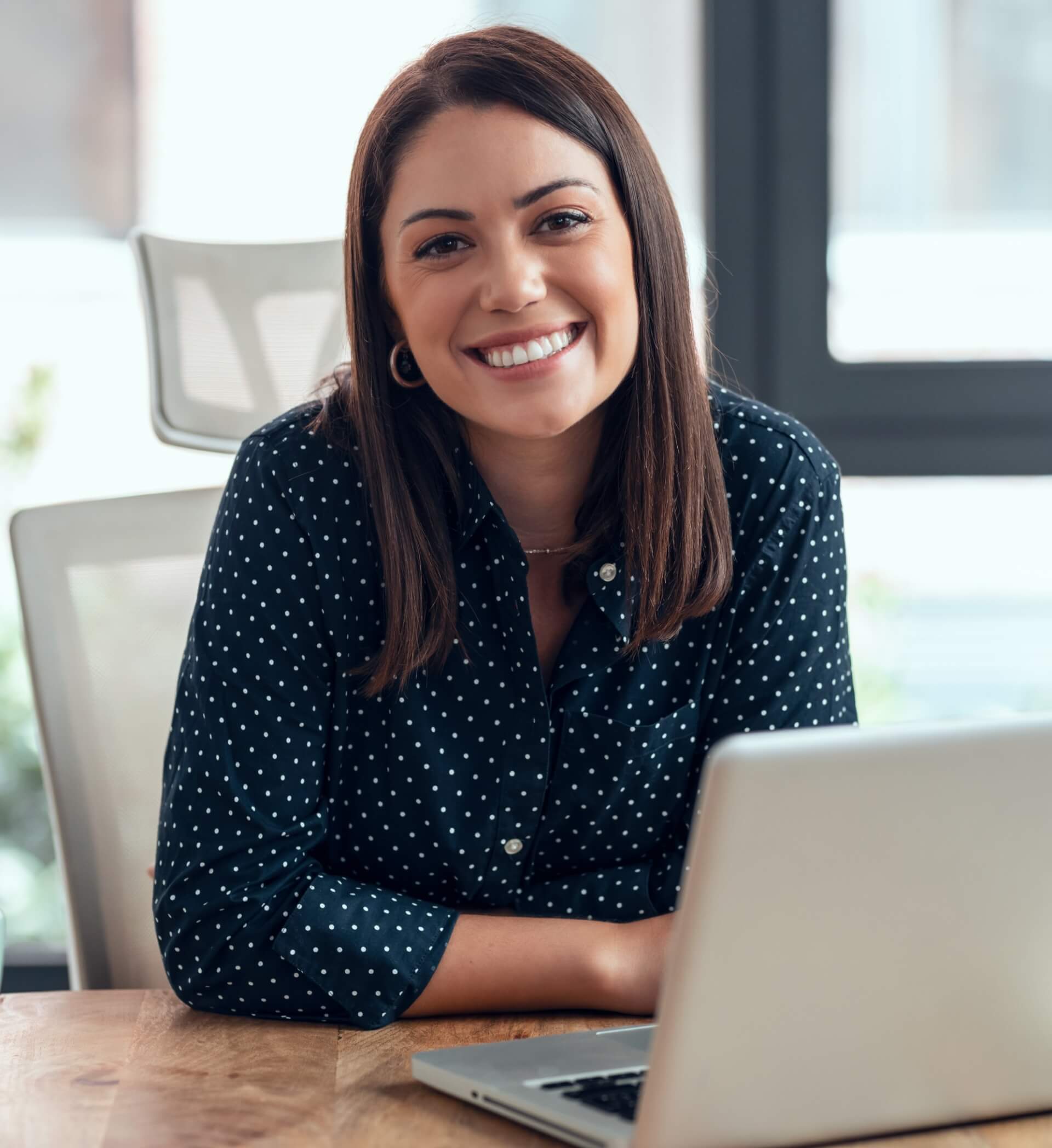 Mulher sorrindo em frente ao notebook